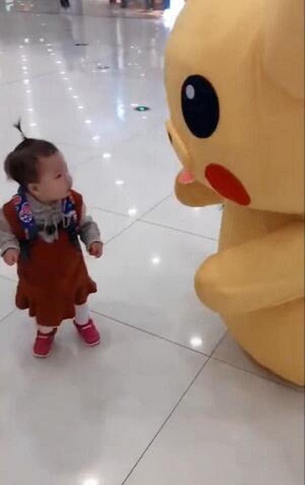 女宝宝逛商场，第一次见到皮卡丘反应亮了，这么小懂孙子兵法？