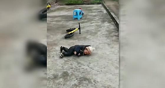小宝宝骑车摔倒，之后宝宝的举动堪称影帝，看完不准笑！