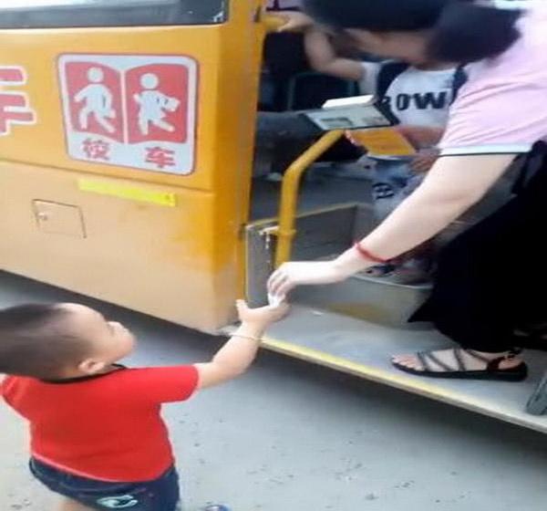 二宝接哥哥放学，做了个动作，让校车上的美女老师笑得合不扰嘴