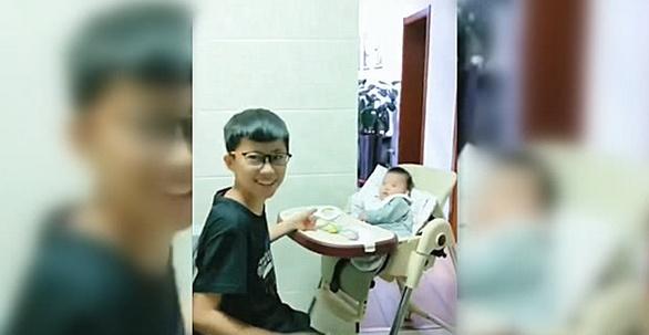 家里有了二胎妹妹后，差12岁的哥哥都是这样哄她的，看后笑岔气了