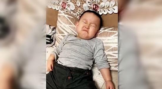 奶奶嫌弃宝宝太胖了，宝宝的反应让奶奶猝不及防，看完不准笑