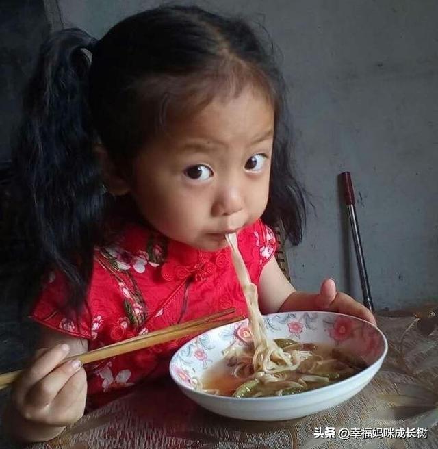 从吃饭问题看二胎时代，请别剥夺孩子成长的机会，父母该警醒了