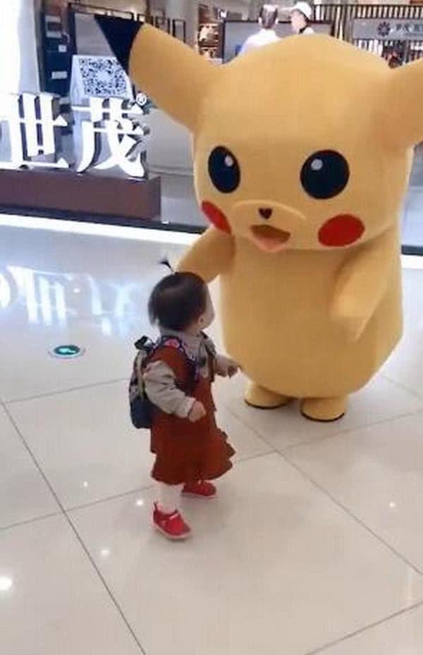女宝宝逛商场，第一次见到皮卡丘反应亮了，这么小懂孙子兵法？
