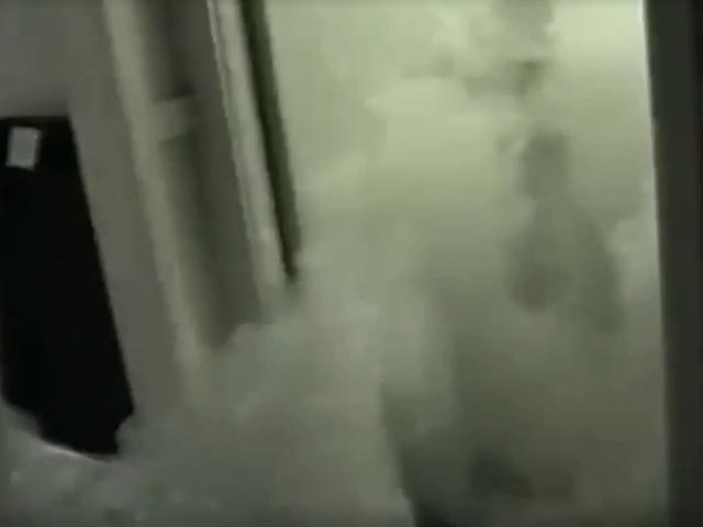 女儿泡澡半天都没动静，妈妈走到浴室一看，眼前的一幕哭笑不得