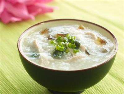 孩子肠胃不好，奶奶每天只给他喝粥吃面条，半年后身体出了问题