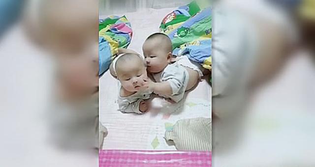 双胞胎宝宝晚上不睡觉，抱在一起玩：你俩商量啥坏事儿呢