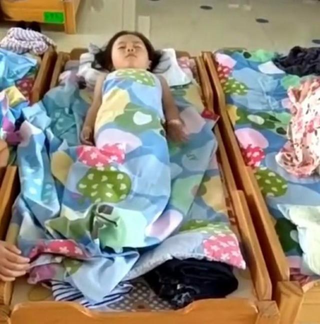 女儿在幼儿园午睡，老师发来一段视频，妈妈看完瞬间泣不成声