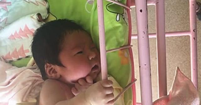 新生宝宝离开妈妈没有安全感，小手紧握栏杆，这求生欲望真强