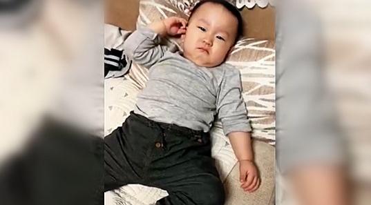 奶奶嫌弃宝宝太胖了，宝宝的反应让奶奶猝不及防，看完不准笑