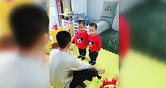 双胞胎被亲哥训练站军姿，之后两个小家伙的模样，太可爱了