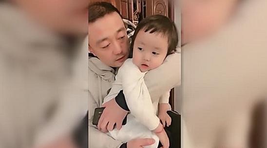 宝贝女儿真是不能要了，爸爸只要一出门她就这样，不愧是小情人！