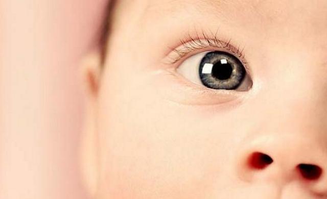 孕妈想生一个长睫毛宝宝，每天吃一斤核桃，宝宝出生后妈妈激动了