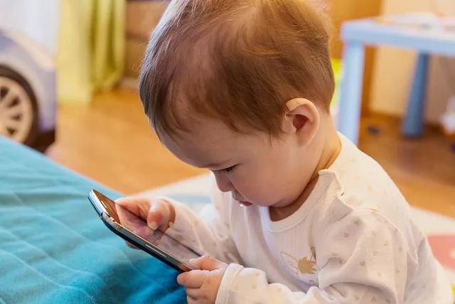 “妈妈，我想玩手机”，两个妈妈给出不同答案，决定孩子不同人生