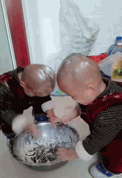 心疼！19岁女儿“吃醋”5岁弟弟 居然爬上阳台要……