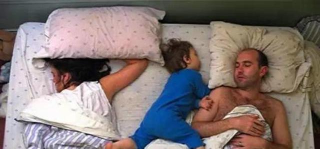 格格：妈妈半夜醒来打开灯后，看到父女俩的睡姿，真是让人服了