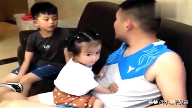 担心哥哥被爸爸责骂，妹妹下意识的举动感动了很多人