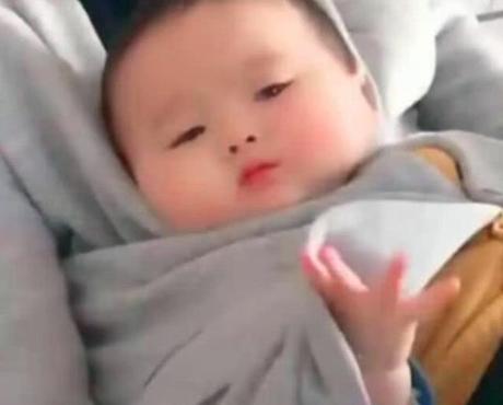 又一位宝爸因独特的抱娃姿势火了，网友：爸爸带娃，活着就行