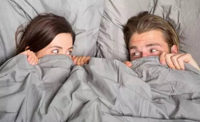 被孩子撞见爸爸妈妈之间的“那点事”，父母该如何化解尴尬