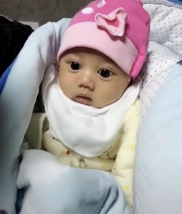才生下来20天，女宝眼睛竟长这么大，眼小网友：想重投胎可以吗