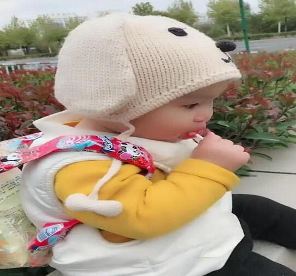 萌娃中的土豪：50颗棒棒糖做成书包，网友：家里有矿才背得起
