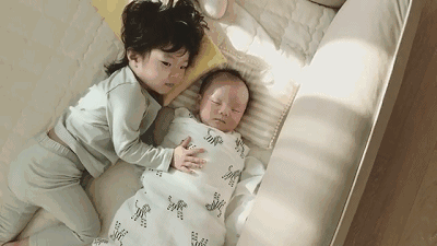 心疼！19岁女儿“吃醋”5岁弟弟 居然爬上阳台要……