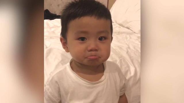 宝宝偷玩电器被发现，妈妈生气训斥，宝宝的反应让妈妈哭笑不得
