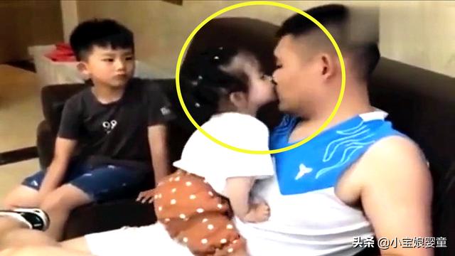 担心哥哥被爸爸责骂，妹妹下意识的举动感动了很多人