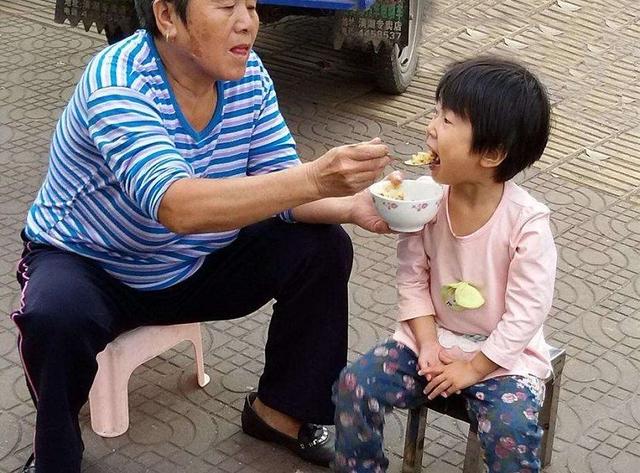 给孩子喂饭，这几种低级错误别犯，许多家长还在这样做