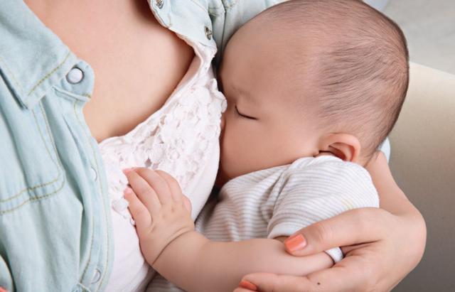 妈妈喂奶时被宝宝咬？宝宝给你的信号你不懂，活该你被咬