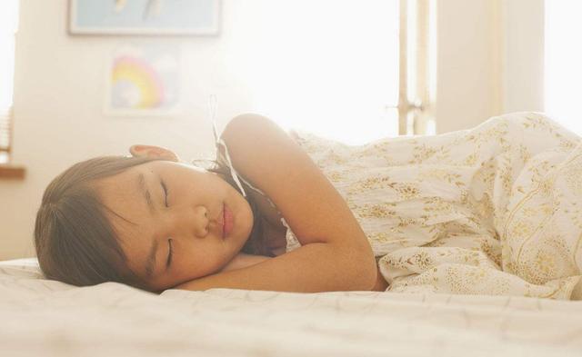 5岁女童睡前总是偷偷“夹腿”,带去医院检查后,妈妈难过得流眼