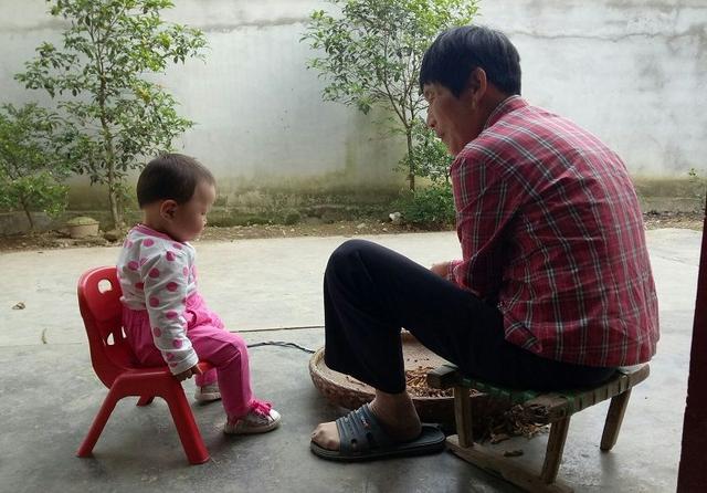 孩子和谁比较亲？主要看这几点，不一定是爸爸妈妈
