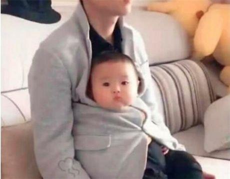 又一位宝爸因独特的抱娃姿势火了，网友：爸爸带娃，活着就行