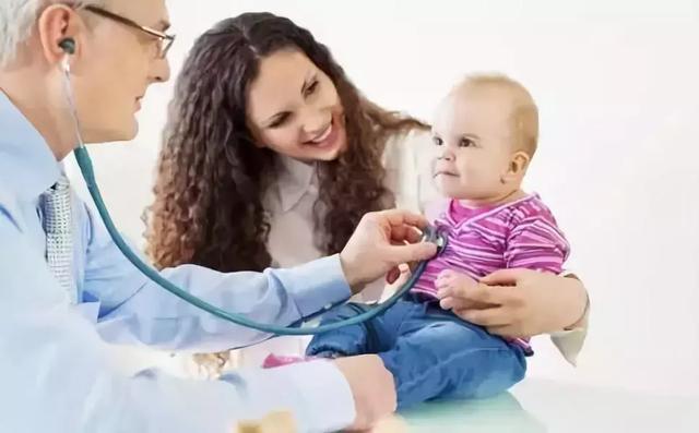 宝宝的尿布为什么有一圈浅红色的尿迹？