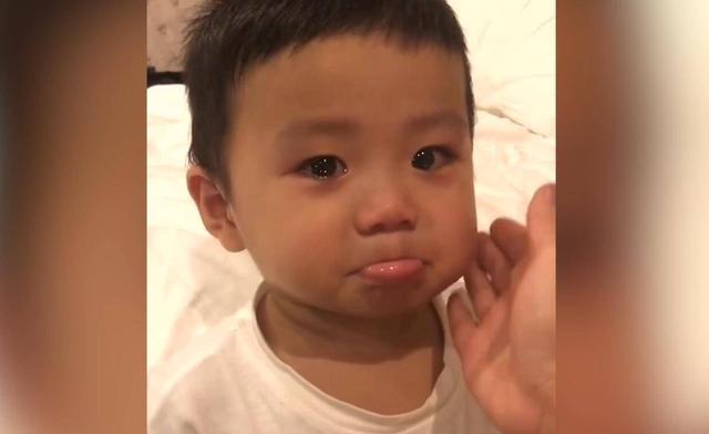 宝宝偷玩电器被发现，妈妈生气训斥，宝宝的反应让妈妈哭笑不得