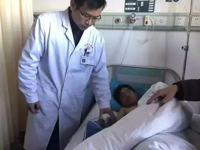 小孩玩鞭炮炸伤手腕需截肢：这些救命法，年前必须学