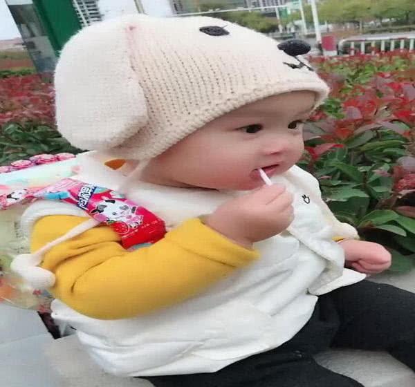 萌娃中的土豪：50颗棒棒糖做成书包，网友：家里有矿才背得起