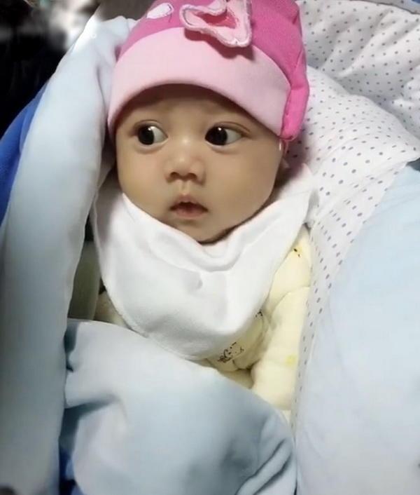 才生下来20天，女宝眼睛竟长这么大，眼小网友：想重投胎可以吗