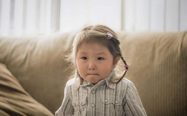 5岁女童睡前总是偷偷“夹腿”,带去医院检查后,妈妈难过得流眼