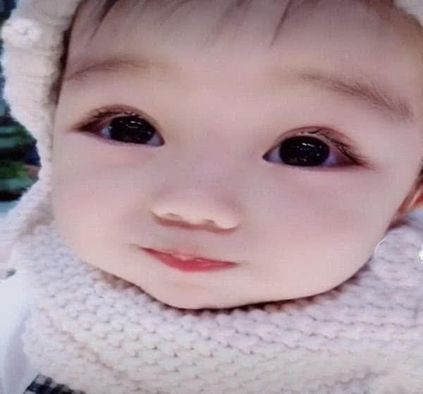 才生下来20天，女宝眼睛竟长这么大，眼小网友：想重投胎可以吗