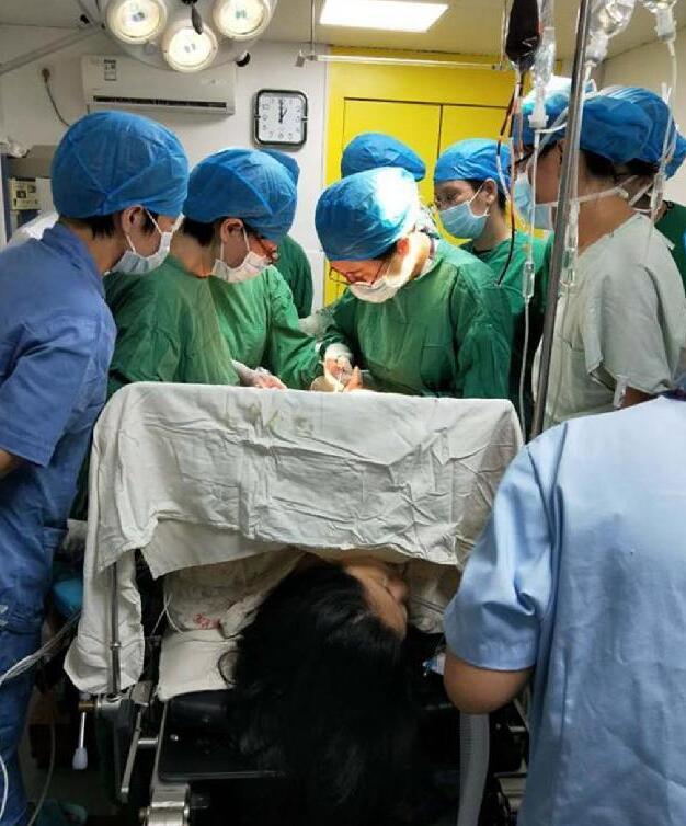 为何分娩时羊水进入血液很凶险？羊水的两个特性，此时很“致命”