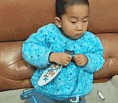 心疼！19岁女儿“吃醋”5岁弟弟 居然爬上阳台要……