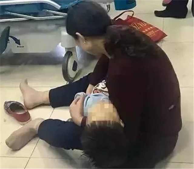 小孩玩鞭炮炸伤手腕需截肢：这些救命法，年前必须学