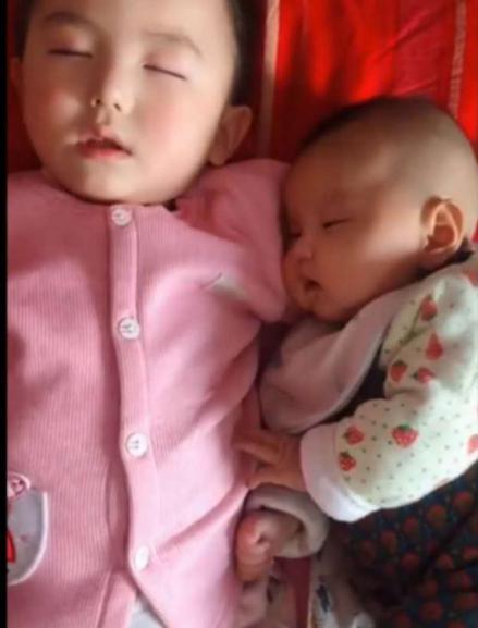 哥哥哄弟弟一起睡着后，妈妈掀开被子看到这一画面，心都要暖化了