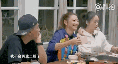 心疼！19岁女儿“吃醋”5岁弟弟 居然爬上阳台要……