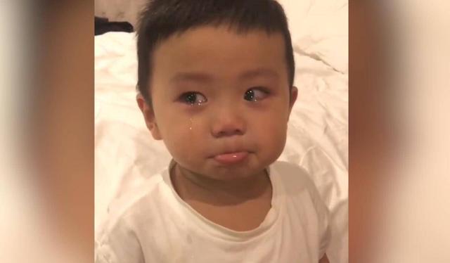 宝宝偷玩电器被发现，妈妈生气训斥，宝宝的反应让妈妈哭笑不得