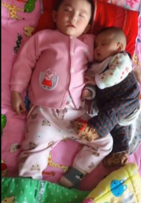 哥哥哄弟弟一起睡着后，妈妈掀开被子看到这一画面，心都要暖化了