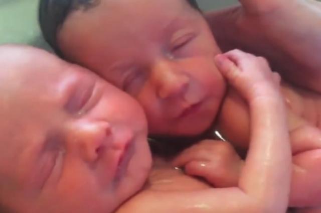 格格：把新生儿放入水里，你猜Ta是何反应？会不会怕呢？