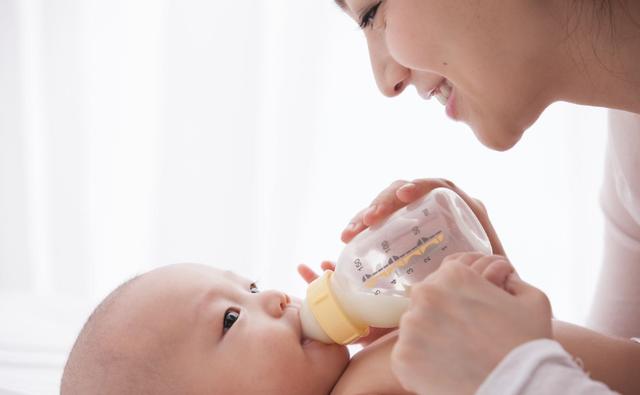 妈妈喂奶时被宝宝咬？宝宝给你的信号你不懂，活该你被咬