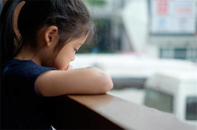 5岁女童睡前总是偷偷“夹腿”,带去医院检查后,妈妈难过得流眼