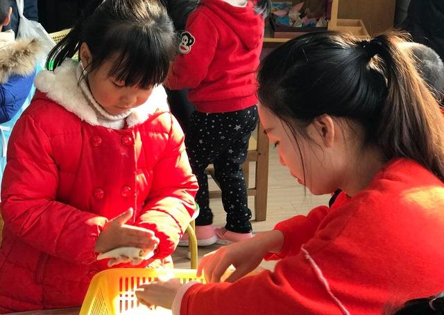 孩子和谁比较亲？主要看这几点，不一定是爸爸妈妈